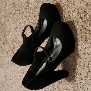 Black platform maryjane heels.
